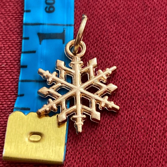 5/$10❤️❤️❤️NEW ROSE GOLD TONE ALLOY SNOWFLAKE CHARM PENDANT - Picture 2 of 2